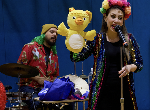 Bilingual Birdie performer
